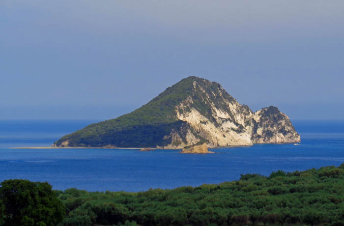 gegenüber dem südlichen Ende der exzessivsten Strandmeilen von Zákynthos liegt das Eiland Marathoníssi - während der Hauptsaison von Booten umlagert