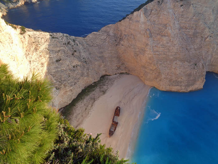 von der Landseite ist Shipwreck Beach ebenfalls kaum erreichbar; Unentwegte können zwar eine gebohrte Abseilstelle aufspüren, das Gestein ist jedoch extrem bröcklig; um zum Sattel direkt über dem Wrack zu gelangen, ...