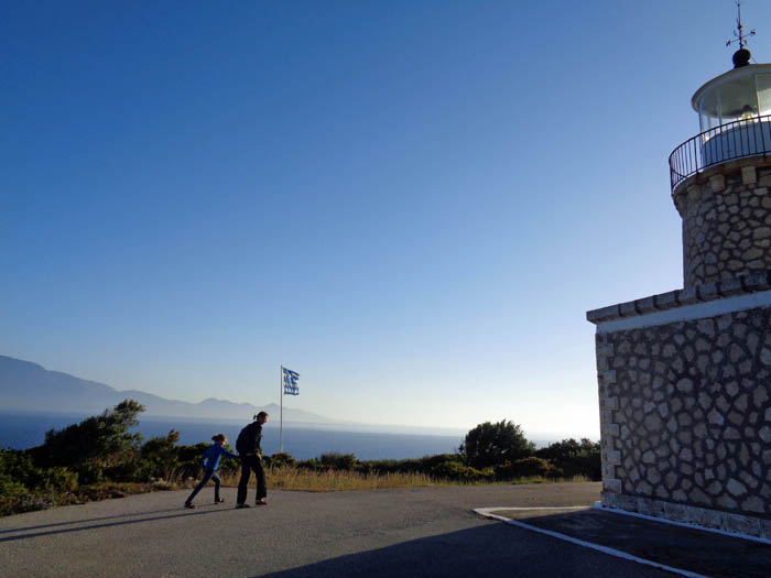 die relativ umständliche Fahrt zur nördlichsten Inselspitze, dem Kap Skinári, lohnt sich nur in Verbindung mit einem Bootsausflug (Tickets in der Taverna am Leuchtturm) zu den Meeresgrotten (Blaue Grotte und Xýngia-Grotte) oder zur Schiffswrackbucht; ganz nahe ist man hier der Insel Kefaloniá, ...