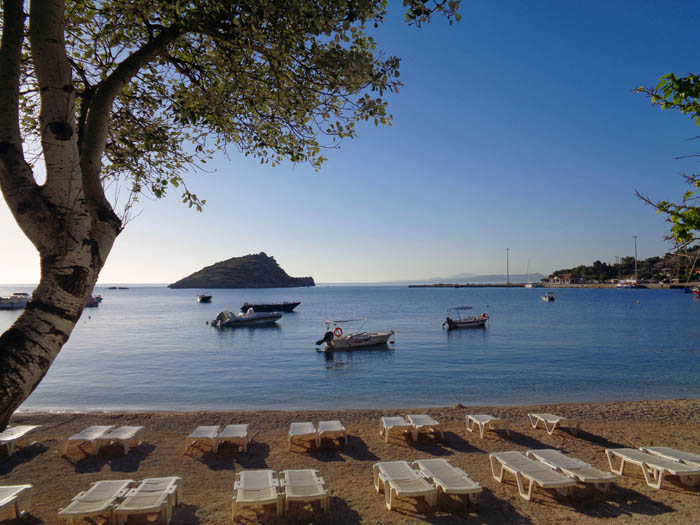 am Strand von Ághios Nikólaos