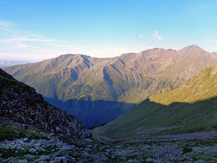 die Zare überm Kristeinertal am frühen Morgen, gegenüber Finsterkofel (links), Gumriaul und Gölbner