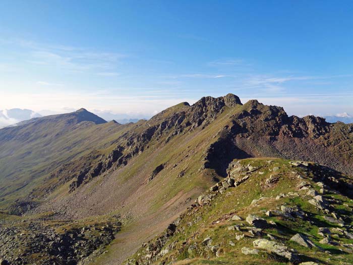 am Südgrat der Unteren Zarspitze, der Zustieg vom Wilferner Tal kommt von links herauf; durchs Bild verläuft der Nebenkamm zur Reisachspitze (s. Archiv Bergsteigen unter Compedal - Strudelspitze)