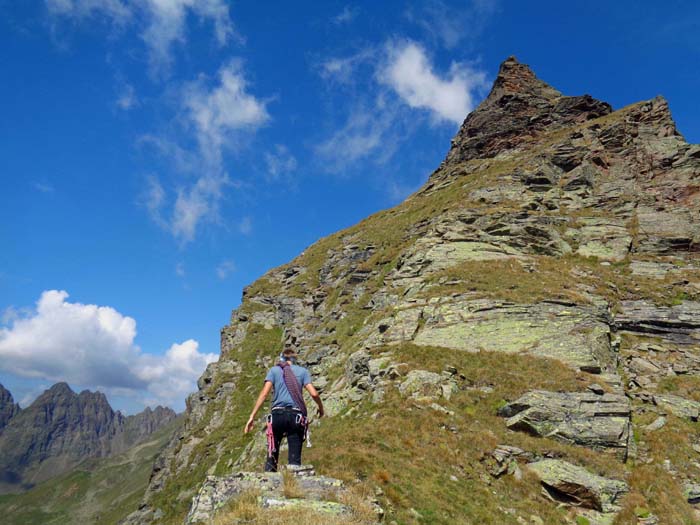 wir nähern uns dem markanten Gipfelaufbau des Schlössl, des SW-Gipfels der Kleinen Ohrenspitzen; die Steilwiese hinauf ans rechte Eck des Felsdreiecks und den kurzen schwarzen Abbruch hinauf