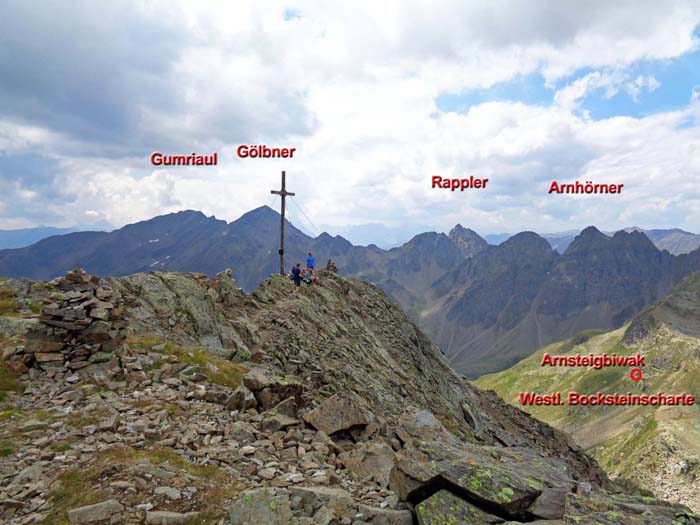 das Bocksteinkreuz und die Berge im SW