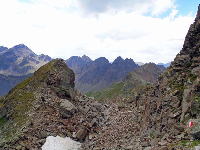 Abstieg am markierten Wanderweg über die Westflanke