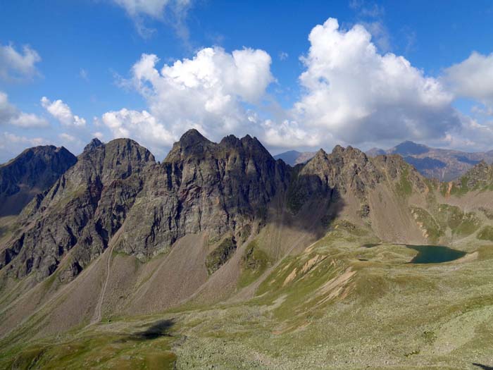 im SW Sichelsee und Arnhörner, ganz hinten rechts die Hochgrabe