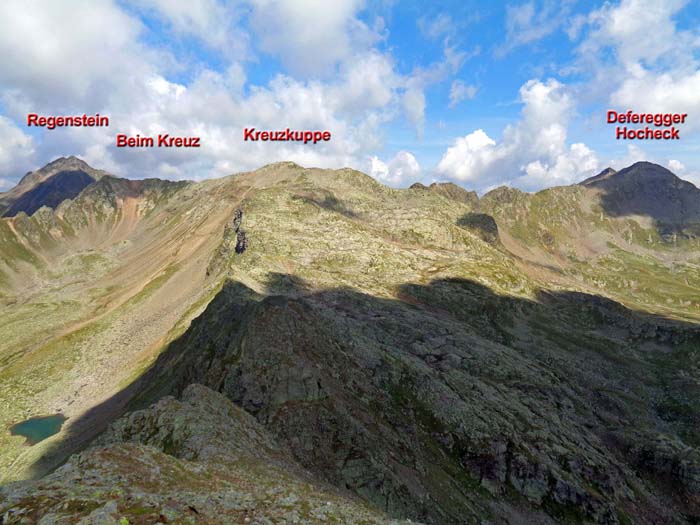 der Abstieg vom Hocheck über den NW-Grat ähnelt in gewisser Weise dem Zarspitzgrat; die breite Gipfelflanke der Kreuzkuppe bringt Entspannung vor der zweiten Hälfte der Tour, die man auch günstig als eigenständige Unternehmung ab Bloshütte angehen kann