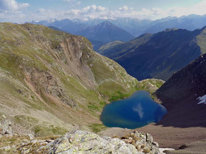 Tiefblick vom plateauartigen Rasenkamm zwischen Regenstein und Kugelspitze gegen NO auf den Pumpersee, dahinter der Glockner