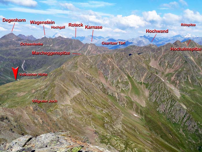 das Villgrater Joch markiert den Endpunkt des zweiten Teils unserer Hauptkammtraverse; über die Wiesenhänge rechts der Abstieg zur Bloshütte