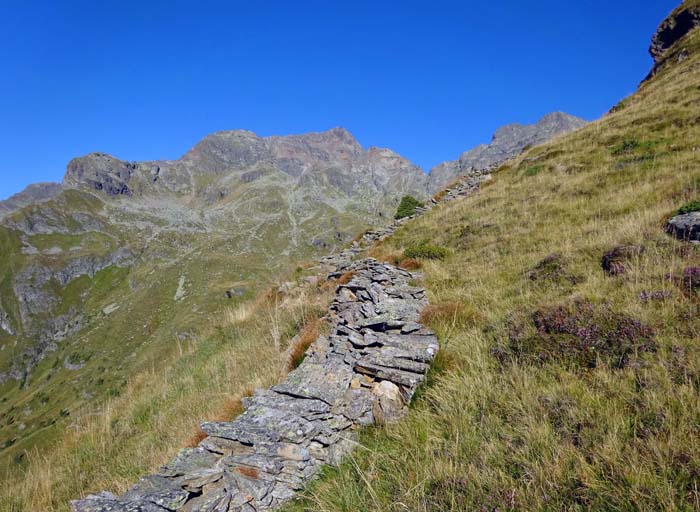 besser folgt man nicht der Steinmauer den Rasenkamm hinauf, ...