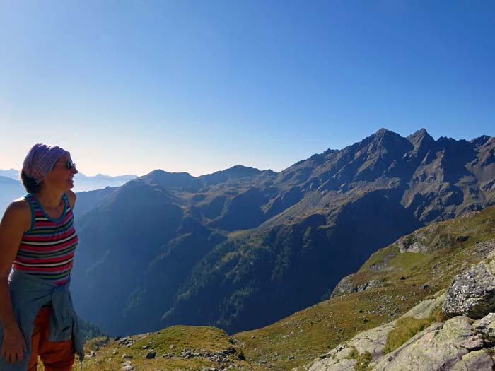 Blick vom weiten Karboden gegen Süden, circa hier erste rot-weiße Markierungsreste der alten Traverse zur Wangenitzseehütte