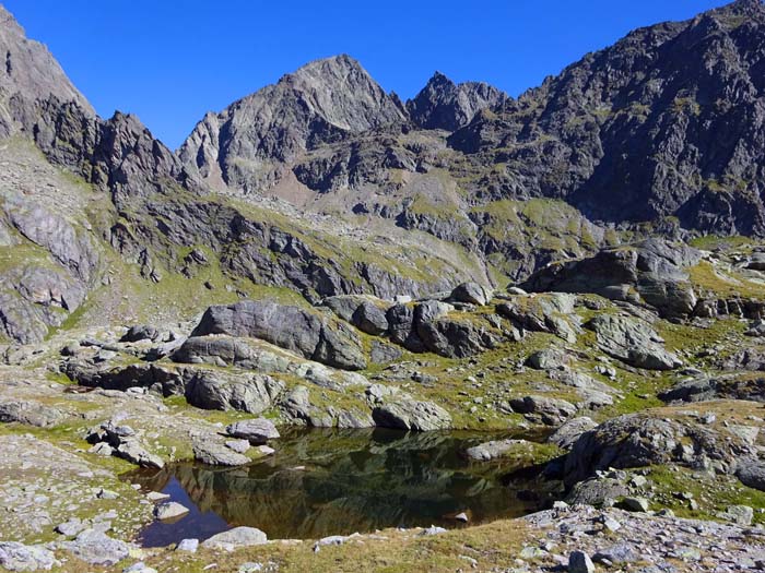 wir steigen aber höher hinaus über die Karschwelle und erreichen so den ersten von zehn größeren Seen mit Blick auf die majestätischen Friedrichsköpfe