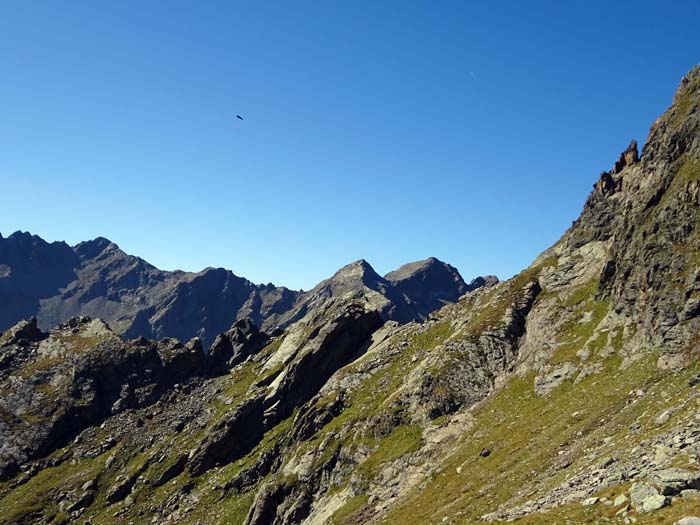 vom Sattel zwischen P. 2623 und Kl. Petzeck sehen wir schon hinüber in die Untere Prititschscharte; leicht absteigend findet man mit etwas Glück wieder eine Markierung ...