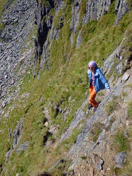 zwei, drei schärfere Sporne sind dabei zu überklettern (bis 2-), man bewegt sich längere Zeit auf etwa 2500 m, die einstigen Markierungen sind recht dürftig geworden