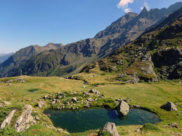 ... zur kleinen Seenlacke oberhalb der Ladinigalm, über den man mindesten zwei Stunden einsparen kann