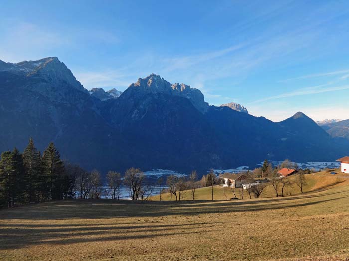 Start- und Endpunkt ist der Weiler Lindsberg über dem Drautal, gegenüber die Lienzer Dolomiten; die lange Traverse nach Osten zur Gipfelfalllinie des Zietenkopf beginnt entlang des Hains zwischen den Feldern, nicht wie in den Karten irrtümlich dargestellt weiter oben an der Kehre vor dem Hof Geiler