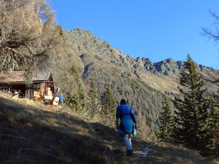 die Mooswald-Jagdhütte am Aufstieg zum Zietenkopf, wo sich vier wackere Waidmänner einquartiert haben; Blick gegen ONO auf den Damerkopf