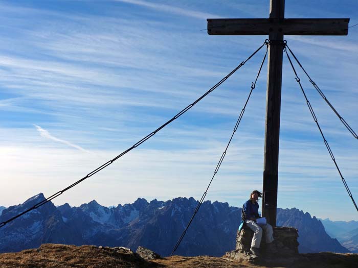 Ulli verewigt uns im Gipfelbuch, dahinter die Lienzer Dolomiten, ganz links der Hochstadel