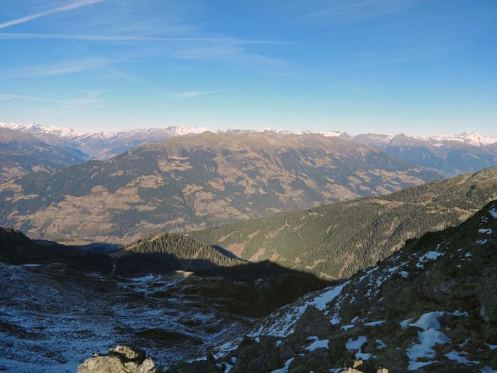 im Norden über dem Mölltal Glockner- (links) und Goldberggruppe