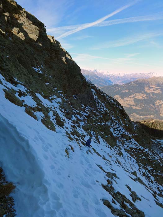 auf ca. 700 m Luftlinie wird die Gratschneide etwas ruppig (direkte Überkletterung 1-2), der Steig weicht hier in die Nordflanke aus