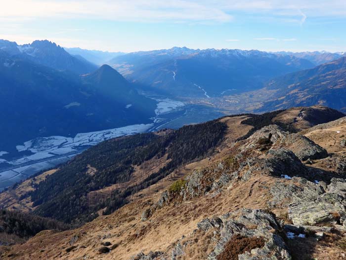 gegen Westen senkt sich der Kamm hinunter zum Ederplan (Winterbesteigung s. Archiv Schitouren) mit dem Anna-Schutzhaus, dahinter Lienz und die Villgratner Berge