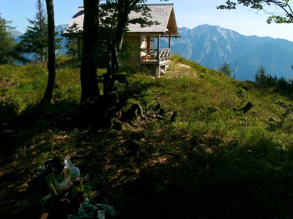 am untersten Ostgrat steht auf einer freien Schulter vor der Kulisse des Höllengebirges eine funkelnagelneue Jagdhütte