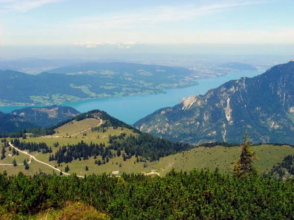 im NW die gemütlichere Schiseite des Berges über dem Attersee