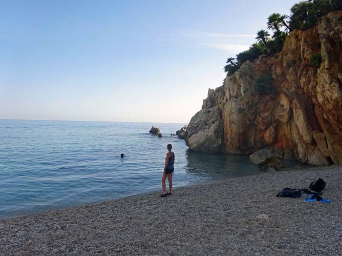 nur wenige Gehminuten unterhalb des Parkeingangs die erste Kiesbucht - Cala dell'Uzzo -, ...