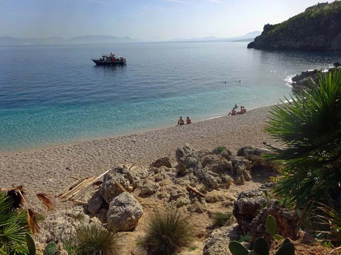 der nächste Strand in der Cala dell'Uzzo wird oft von Ausflugsbooten heimgesucht, aber nur fünf Minuten weiter, ...