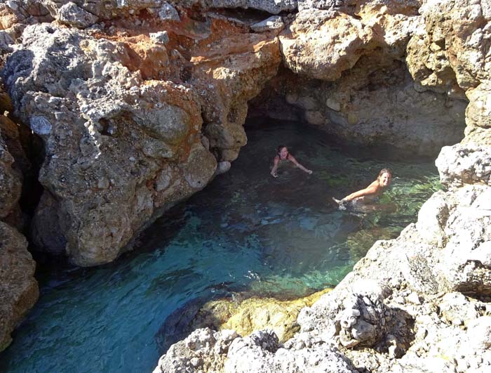 der Grund für die Unberührtheit dieser Ecke: der Küstenabschnitt ist wild zerklüftet, im Bild der einfachste „Einstieg“ ins Wasser