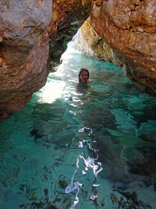 ... zu einer malerischen Grotte, ...