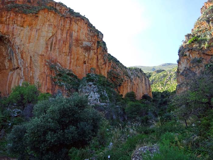 kaum zurück auf dem Wanderweg, folgt die nächste Attraktion des Naturparks: an der linken Wand einer bizarren Felsschlucht ...