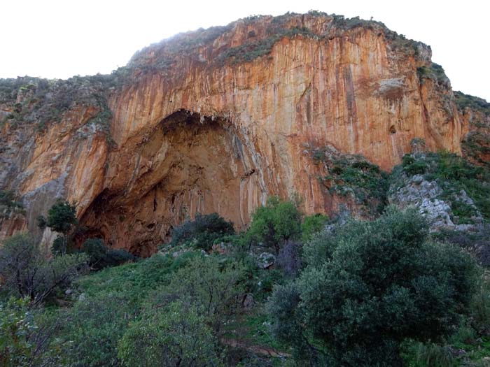 ... die Grotta dell'Uzzo, eine vertikal geöffnete, 20 m hohe Magma-Blase