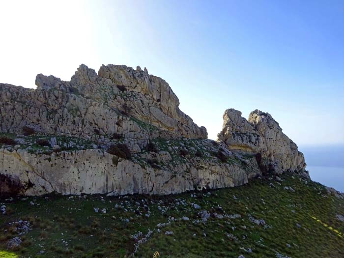 wir haben den höchsten Punkt unseres Berglaufs erreicht: die Portella San Giovanni auf gut 650 m; falls dein Kletterherz beim Anblick des Drachenrückens höherschlägt, lohnt sich ein Klick auf Dorsale del Drago im Archiv Klettern - dort findest du gleich noch die Überschreitung des benachbarten Monte Acci