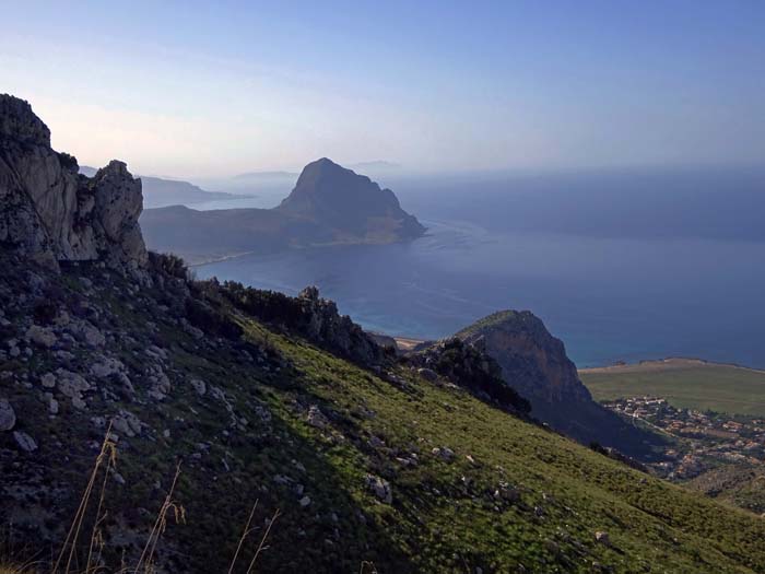 zuvor aber öffnet sich noch der Blick auf die Westseite über den großartigen Monte Cofano bis zu den Ägadischen Inseln vor der Westspitze Siziliens