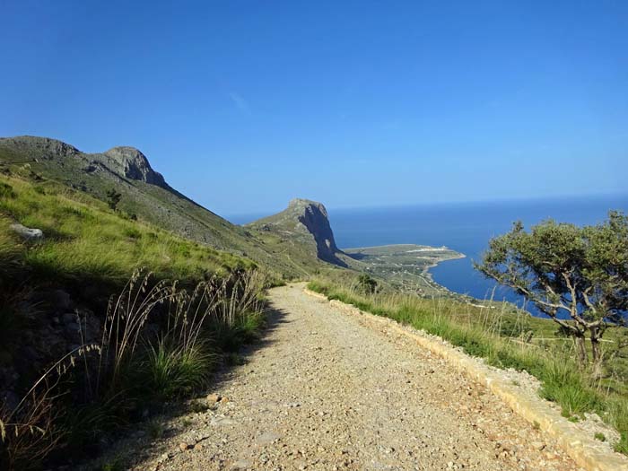 hinter der Portella Sauci laufen wir - Pizzo di Sella und Monte Monaco entgegen - das letzte Stück zur Hauptstraße hinunter, wo uns die Badefreaks einsammeln können