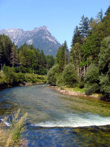 am Ausgangspunkt unserer Runde fließt die Koppentraun ruhig dem Sarstein entgegen, um sich bald in ein für Kanuten begehrtes Wildwasser zu verwandeln