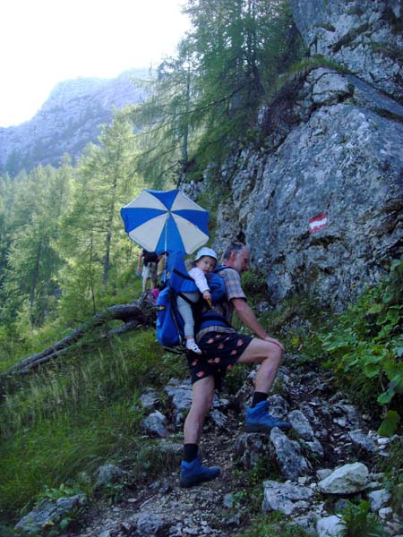 am Steig 100 Hm oberhalb der Quelle, links hinten der Gipfel