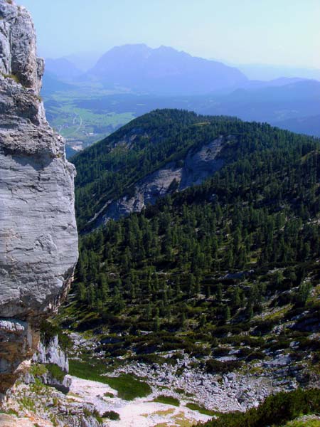 vom oberen Südkamm überblickt man das Becken von Bad Mitterndorf bis hin zum Grimming; darunter der bewaldete Mattkogel. Über die kaum erkennbare Wiesenkuppe davor erfolgt der Abstieg