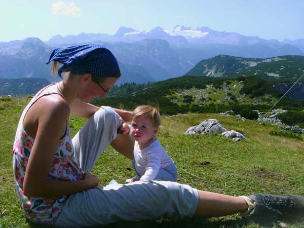 Ronja aufgewacht; in der linken Bildhälfte beginnt die riesige Hochfläche Am Stein, welche die 25 km Luftlinie zwischen Dachstein und Salzastausee westl. des Grimming überbrückt, ...