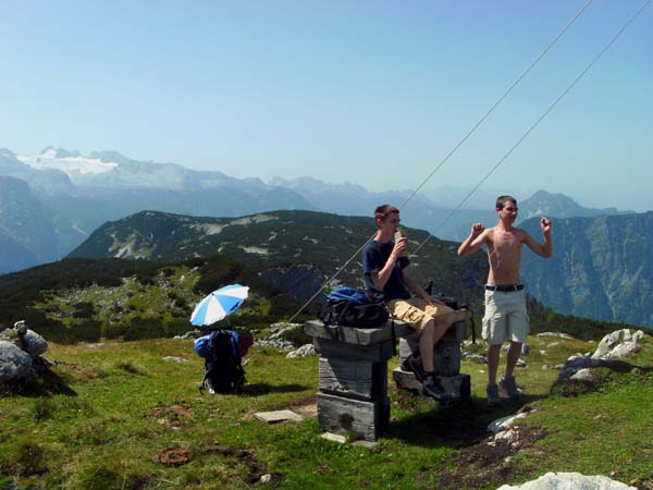 zurück in die Hitze; die etwas trübe Sicht zeigt im SW noch Gosaukamm und Plassen (rechts), lässt das Tennengebirge dahinter jedoch nur mehr erahnen