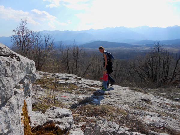 wenige Minuten oberhalb der Höhle erreichen wir den flachen Felskamm; im Hintergrund der südliche Velebit