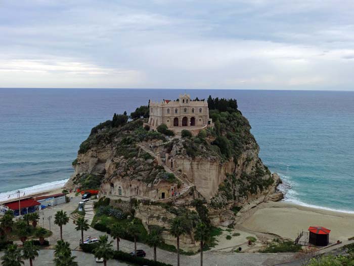 in pittoresker Lage - die Wallfahrtskirche Santa Maria dell' Isola am Fuß der Altstadt von Tropea