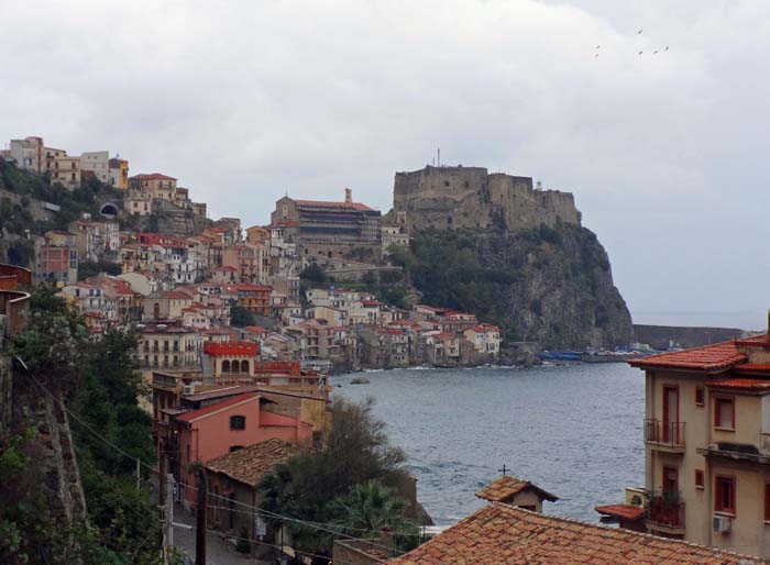 etwas weiter die Küste hinunter und beinahe schon an der Spitze des Stiefels die gleichfalls prachtvoll gelegene Kleinstadt Scilla; in der Antike belagerte auf diesem Felsen eines der beiden Ungeheuer - Skylla - die Meerenge von Messina. Den Biestern konnte nicht einmal der Meeresgott Poseidon Einhalt gebieten, auch Iason und Odysseus mussten sich mit ihnen herumschlagen