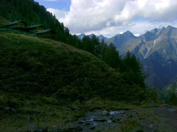 im N der Frosnitzkamm, die nördl. Begrenzung des äußeren Virgentales, vom Eichham (links) bis zum Ochsenbug - allesamt wilde Felsberge, sehr selten erstiegen wegen der teils schwierigen Kletterei bei großen Höhenunterschieden