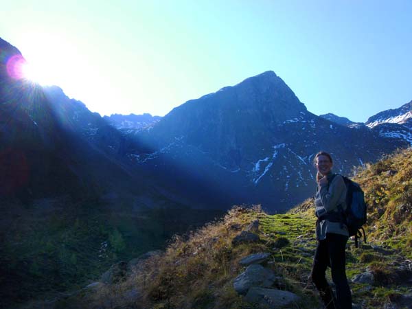 auf den Arnitzwiesen wird Ulli von den ersten Sonnenstrahlen berührt; hinter dem zentralen Felsmassiv des Lämperer versteckt sich quasi in Gipfelhöhe das Seenplateau um den Zunigsee, welches wir von rechts erreichen werden