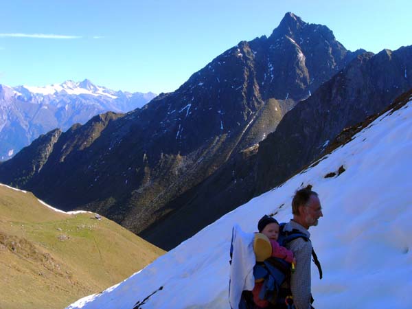 beim Anstieg im hinteren Arnitzkar treffen wir auf die ersten Neuschneefelder; dominierend der Gr. Zunig, links hinten der Großglockner