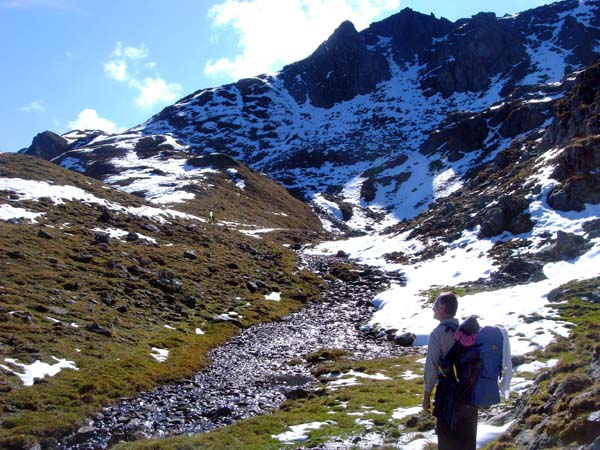 vom Hochwinter des Lämperer-Schattens auf die frühlingshafte Westrampe