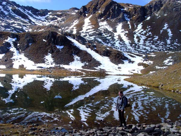 Arnitzsee gegen SW, die kleine Kuppe links der Mitte ist der Stanzling im Lasörling-Hauptkamm