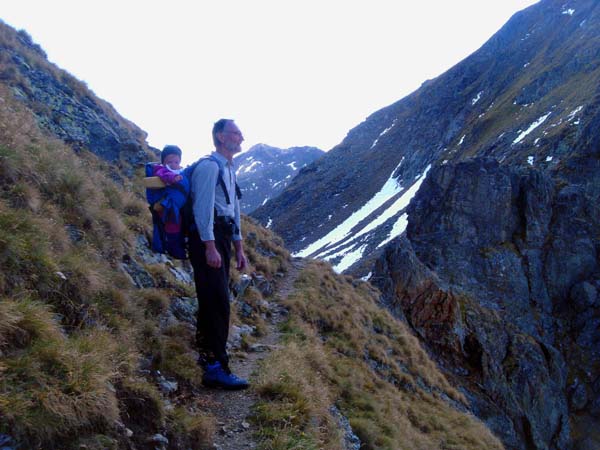 ein schmaler, teils versicherter Steig leitet in die Scharte